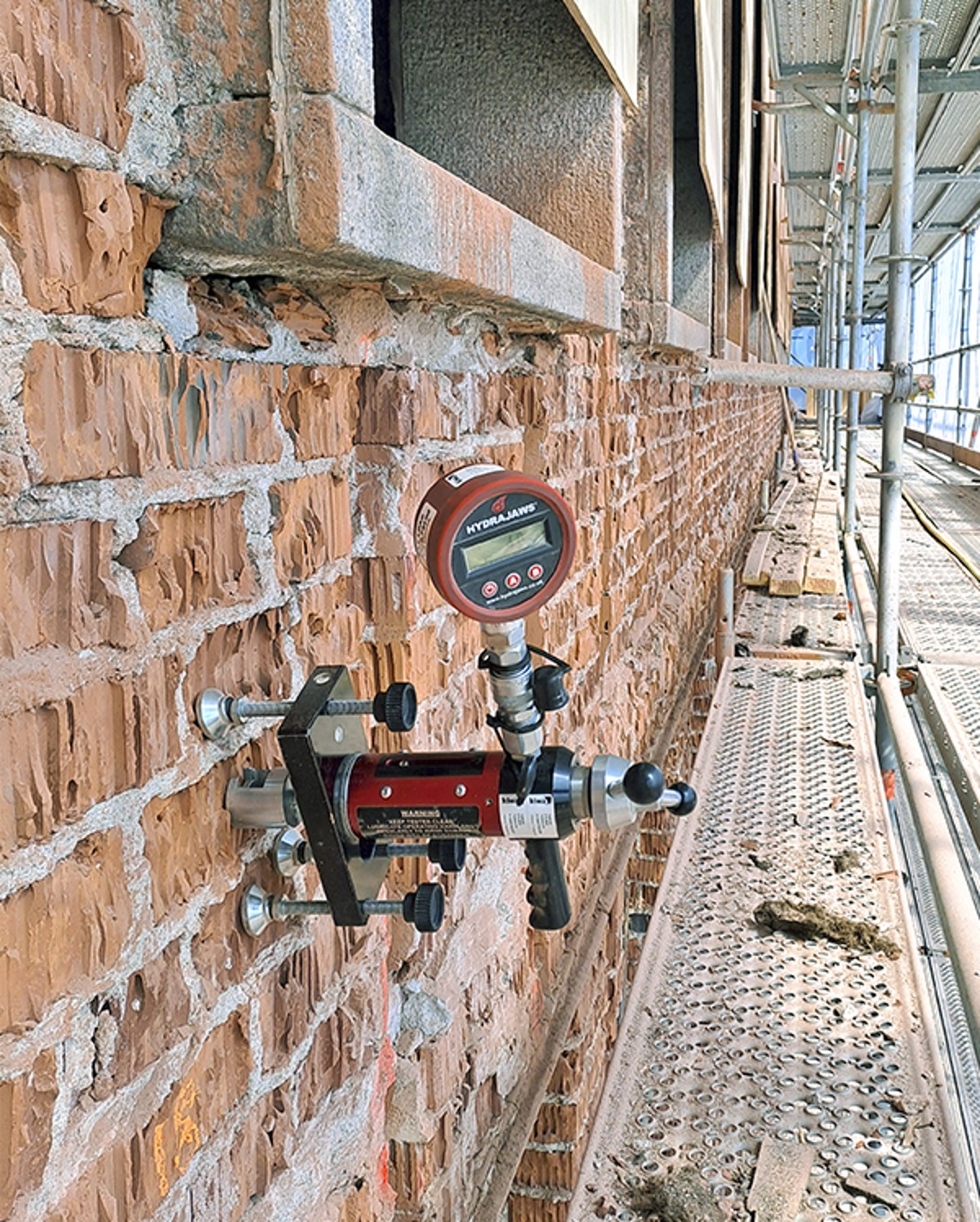 Vetokokeiden avulla saatiin arvokasta tietoa niin kiinnikkeiden kuin savitiilien kestävyydestä