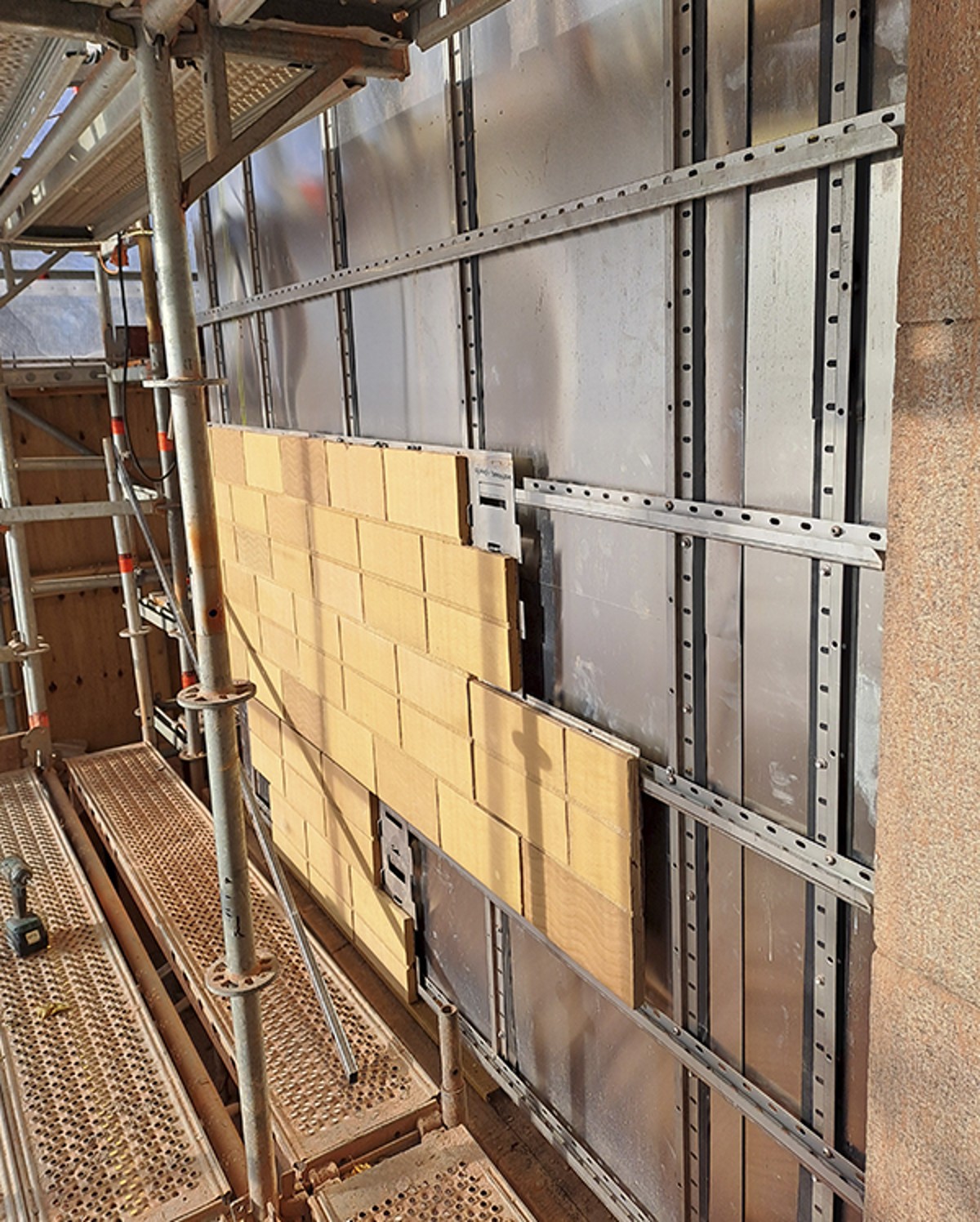 Uudistettu tuulettuva julkisivurakenne koristaa Helsingin keskustaa kunnioittaen suojeltua julkisivua